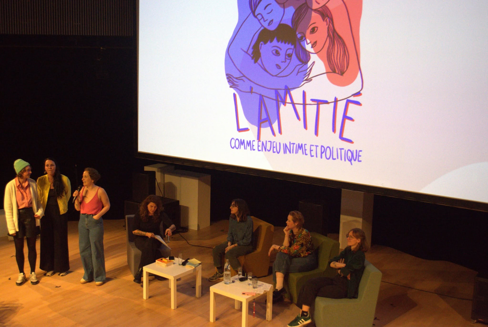 Scène du festival avec le visuel de l'édition « L'amitié »
